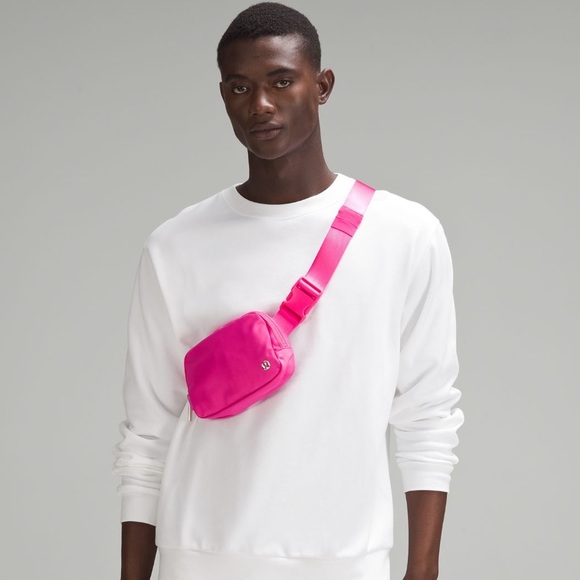 *SOLD* Lululemon Everywhere Belt Bag - Picture 6 of 6